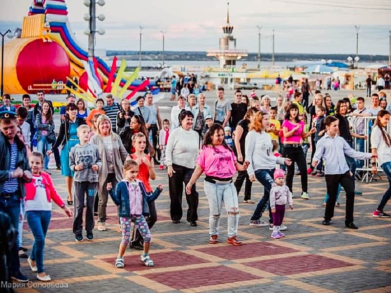 На Красной площади в Чебоксарах стартует фестиваль «Танцующий город». Мастер-классы по танцам под открытым небом будут проходить каждую пятницу, субботу и воскресенье при хорошей погоде.