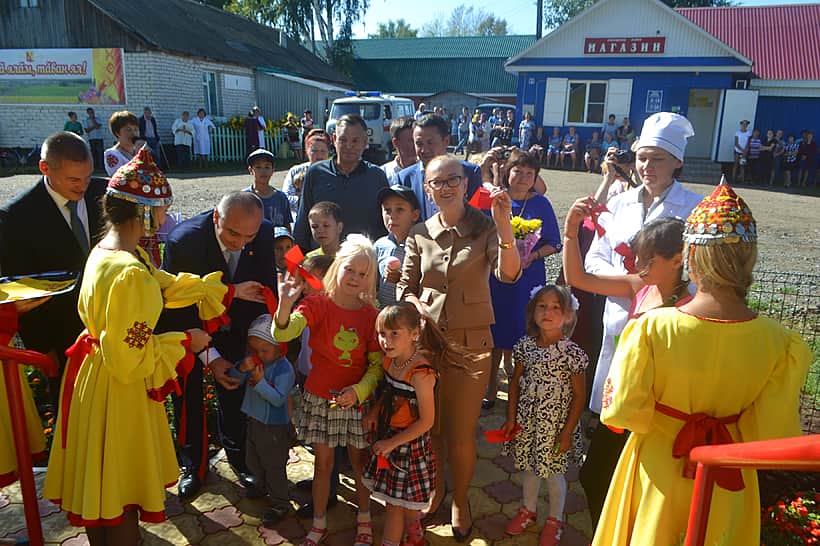 1 сентября в Канашском районе в праздничной обстановке открыли свои двери два фельдшерско-акушерских пункта - в деревнях Калиновка и Сугайкасы.