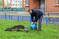 11 мая 2017 года на территории храма иконы Божией Матери «Всех скорбящих Радость» была организована и проведена экологическая акция «Посади дерево» (фото №6).