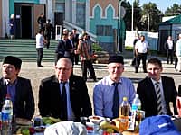 17 июля, в мечети «Булгар» г. Чебоксары, расположенной на ул. Гладкова, состоялись праздничные мероприятия, посвященные празднованию мусульманского праздника "Ураза-Байрам" (фото №1).