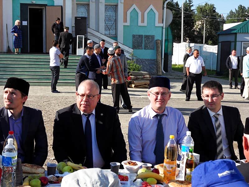 17 июля, в мечети «Булгар» г. Чебоксары, расположенной на ул. Гладкова, состоялись праздничные мероприятия, посвященные празднованию мусульманского праздника "Ураза-Байрам".