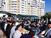 17 июля, в мечети «Булгар» г. Чебоксары, расположенной на ул. Гладкова, состоялись праздничные мероприятия, посвященные празднованию мусульманского праздника "Ураза-Байрам" (фото №2).