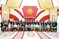 34 жителя Чувашии были удостоены государственных наград. Среди них и глава Шальтямского поселения Николаев В.Г., который награжден Знаком отличия "За безупречную службу в органах самоуправления ЧР" (фото №1).