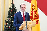 34 жителя Чувашии были удостоены государственных наград. Среди них и глава Шальтямского поселения Николаев В.Г., который награжден Знаком отличия "За безупречную службу в органах самоуправления ЧР" (фото №3).