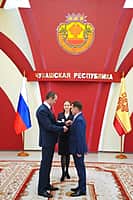 34 жителя Чувашии были удостоены государственных наград. Среди них и глава Шальтямского поселения Николаев В.Г., который награжден Знаком отличия "За безупречную службу в органах самоуправления ЧР" (фото №5).