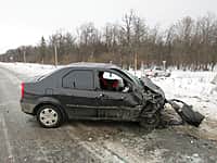 5 декабря возле деревни Кармамеи Канашского района, произошло лобовое столкновение иномарок "Hyundai Accent" и "Reno Logan" (фото №3).