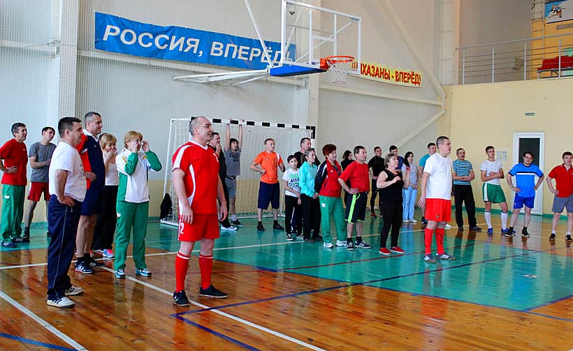 5 января работники администрации, главы сельских поселений, депутаты и руководители служб Канашского района в рамках Дня спорта дружно соревновались в ловкости и скорости.