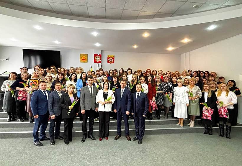 Глава администрации Валерий Чернов и мужчины поздравили сотрудниц с Международным женским днем.