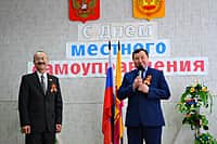 В администрации Канашского района организовали прекрасный вечер в честь профессионального праздника – Дня местного самоуправления (фото №1).