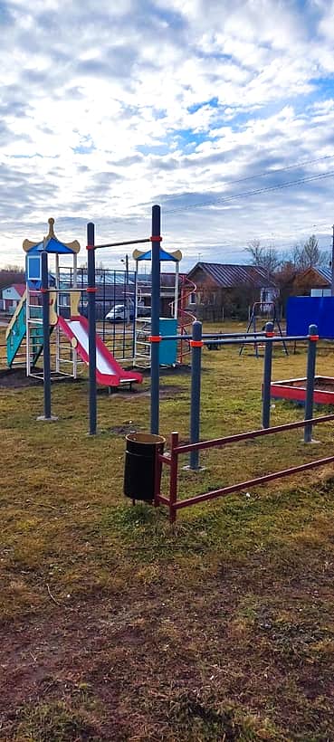 Уроженка деревни Асхва подарила односельчанам комплекты уличного спортивного оборудования.