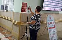 В поликлинике горбольницы при входе установлен бесконтактный термометр, и пациенты самостоятельно измеряют температуру.