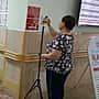 В поликлинике горбольницы при входе установлен бесконтактный термометр, и пациенты самостоятельно измеряют температуру.