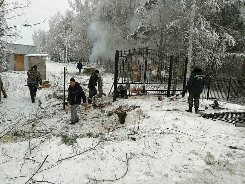 Жители деревни Туруново по принципу ниме на кладбище установили ворота.