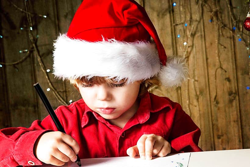 Более 70 сайтов с письмами Деду Морозу заблокировал Роскомнадзор.