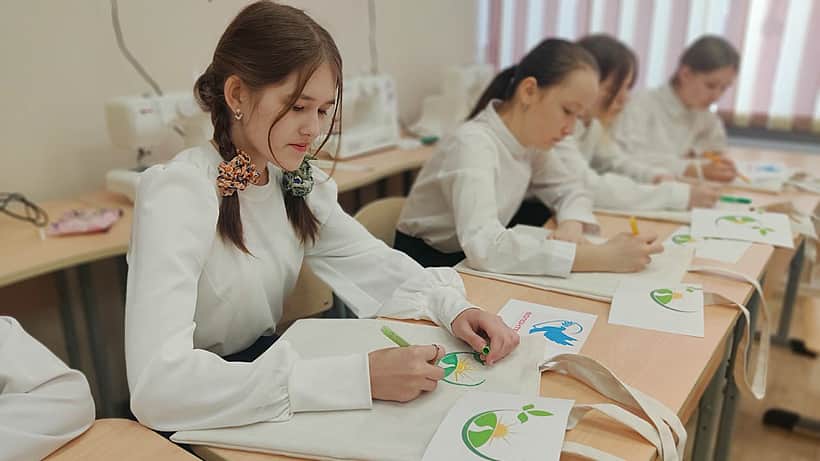 В Большебикшихской школе своими руками шьют тканевую экосумку-шоппер.