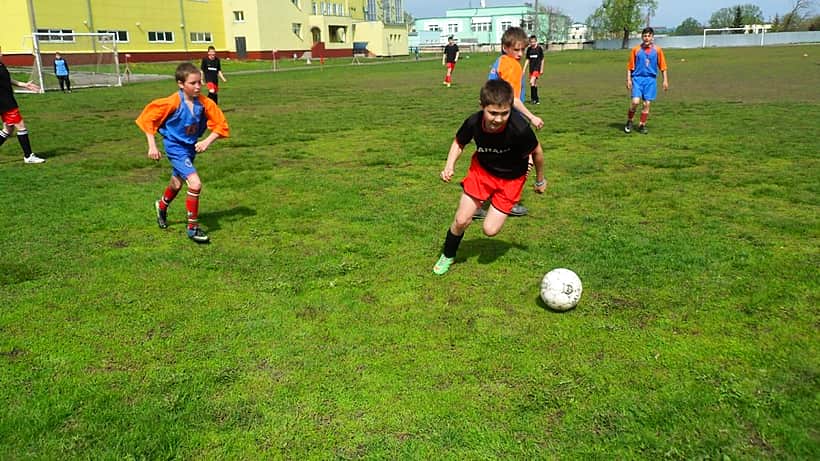 В борьбу за победу в турнире клуба "Кожаный мяч" ступили команды средней группы.
