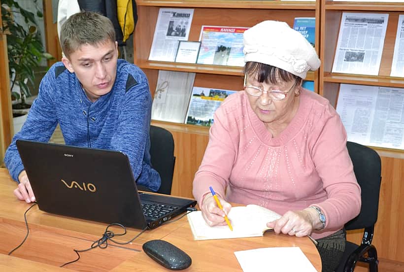 В центральной библиотеке г. Канаш продолжаются занятия по индивидуальному обучению пенсионеров компьютерной грамотности.