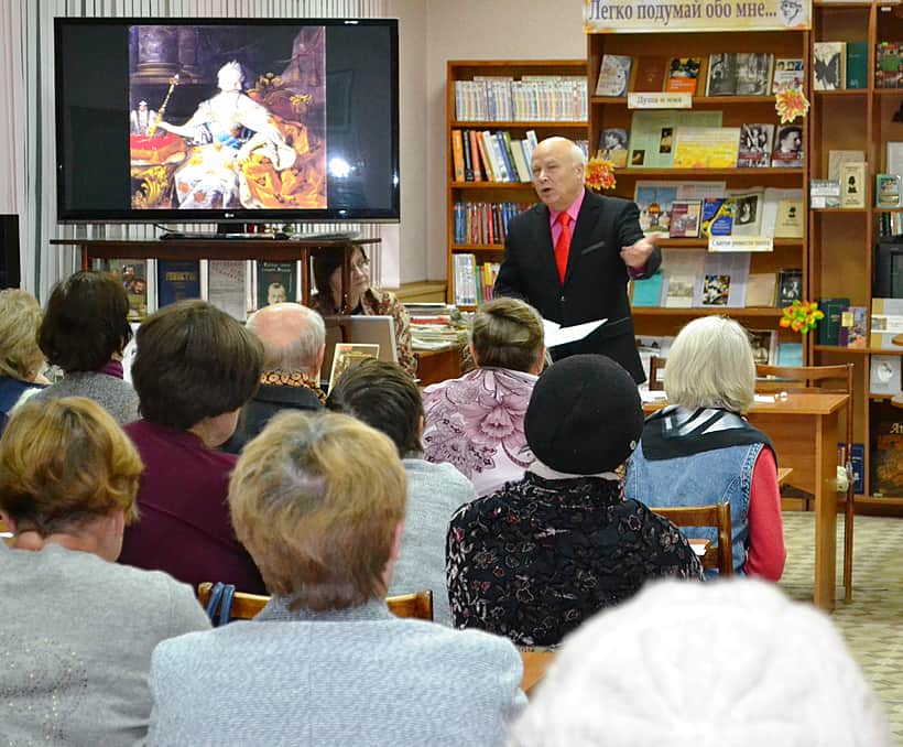 В Центральной библиотеке состоялось заседание клуба «Родник» на тему «1917 год в судьбах мира и России».