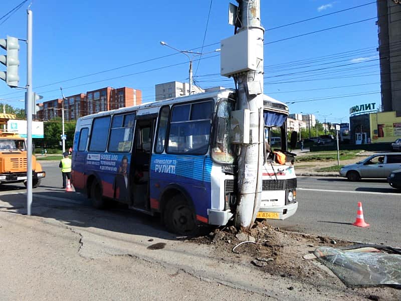 В Чебоксарах на одной из центральных улиц города у автобуса отказали тормоза.