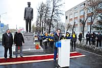 В Чебоксарах открылся памятник сербскому ученому и изобретателю Николе Тесле (фото №6).