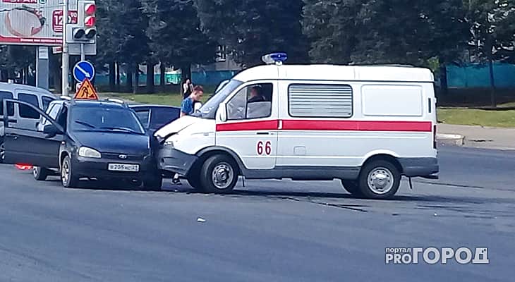 В Чебоксарах на перекрестке столкнулись машина скорой помощи и легковушка.