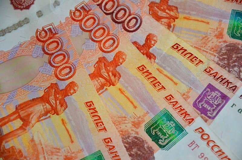 В Чебоксарах полицейские разыскивают двух мужчин, похитивших у пенсионерки 1 миллион 400 тысяч рублей.