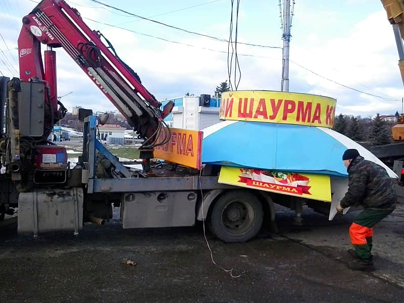 В Чебоксарах продолжается работа по демонтажу нестационарных торговых объектов.