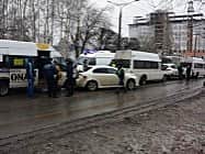 В Чебоксарах произошла авария с участием пяти транспортных средств.