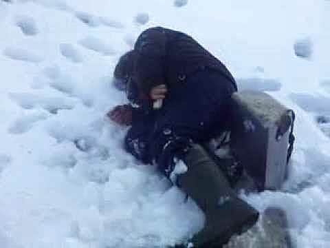 В Чебоксарах рыбак уснул прямо на тонком льду пруда.