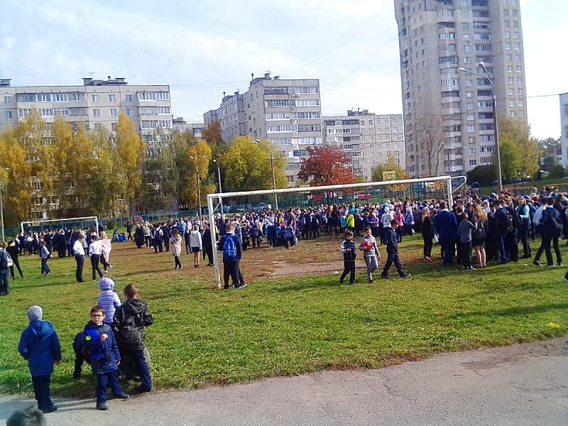 В Чебоксарах из-за сообщений о взрывных устройствах массово эвакуировали школы.