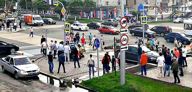 В Чебоксарах внедорожник сбил на тротуаре коляску с ребенком.