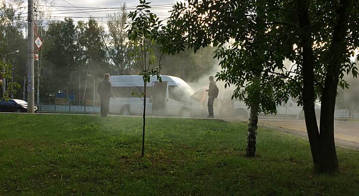 В Чебоксарах загорелась маршрутка с пассажирами.