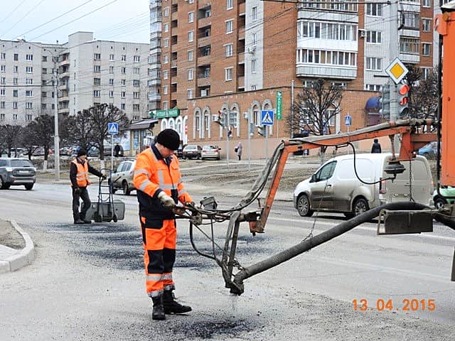 Чебоксарские дороги ремонтируются пневмонабрызгом.