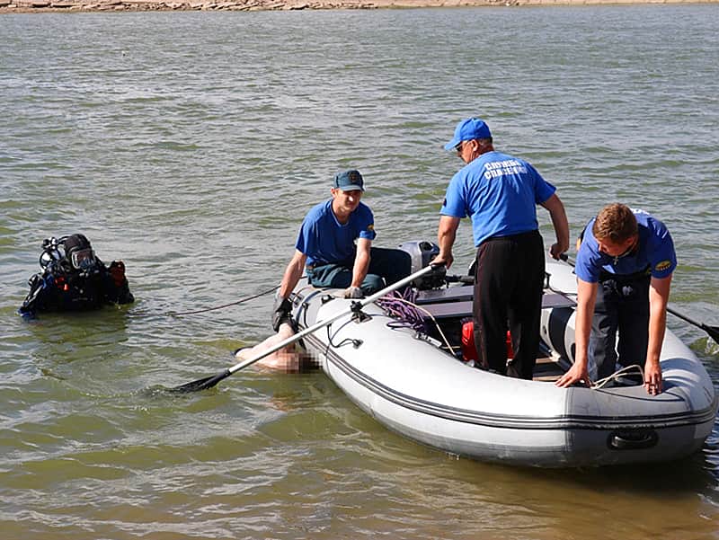 В Чебоксарском районе на пруду 17-летний парень выпал из лодки и утонул.