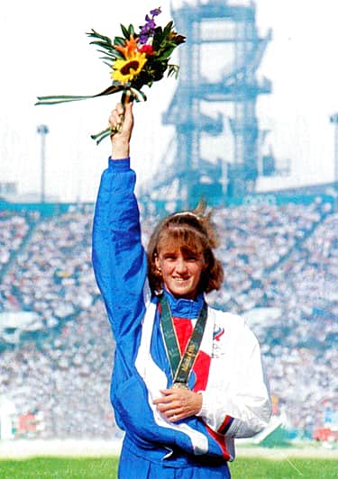 Чемпионка и серебряный призёр Олимпийских Игр в спортивной ходьбе Елена Николаева отмечает юбилей.