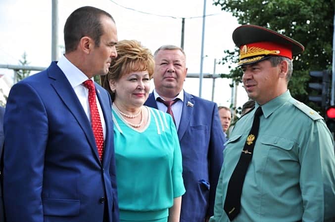 В честь 90-летия городу Канаш передан сертификат на софинансирование расходов по капитальному ремонту и ремонту автодорог на 2015 г.