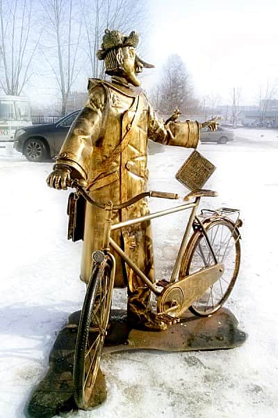 В Чувашии почтальон Печкин несет литературу в массы.