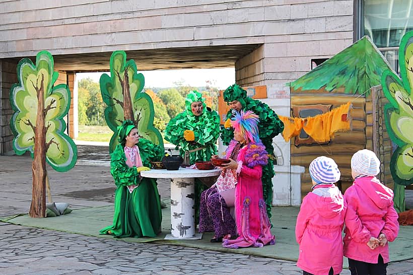 Чувашский театр юного зрителя имени М. Сеспеля продолжил реализацию проекта "Театр юного зрителя — в формате уличного театра".