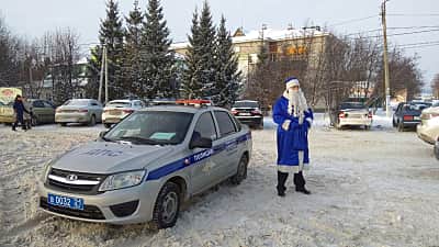В Цивильском районе на дороги вышел Полицейский Дед Мороз.