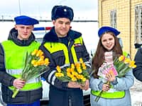 В Канашском МО прошла акция «Цветы для автоледи», приуроченная к Международному женскому дню. (фото №3).