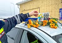 В Канашском МО прошла акция «Цветы для автоледи», приуроченная к Международному женскому дню. (фото №5).