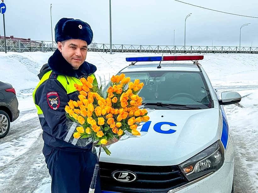 В Канашском МО прошла акция «Цветы для автоледи», приуроченная к Международному женскому дню.