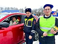 В Канашском МО прошла акция «Цветы для автоледи», приуроченная к Международному женскому дню. (фото №2).