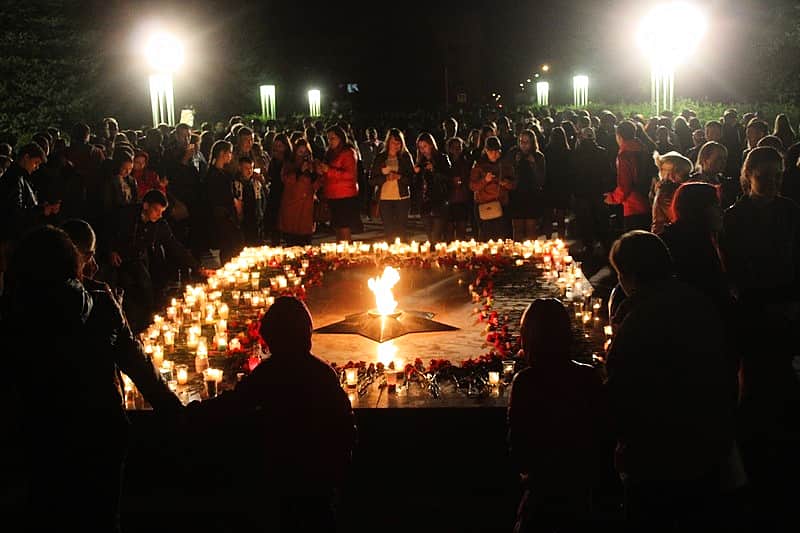 День Победы: Молодежная акция "Зажги свечу памяти" прошла в городе Канаше.
