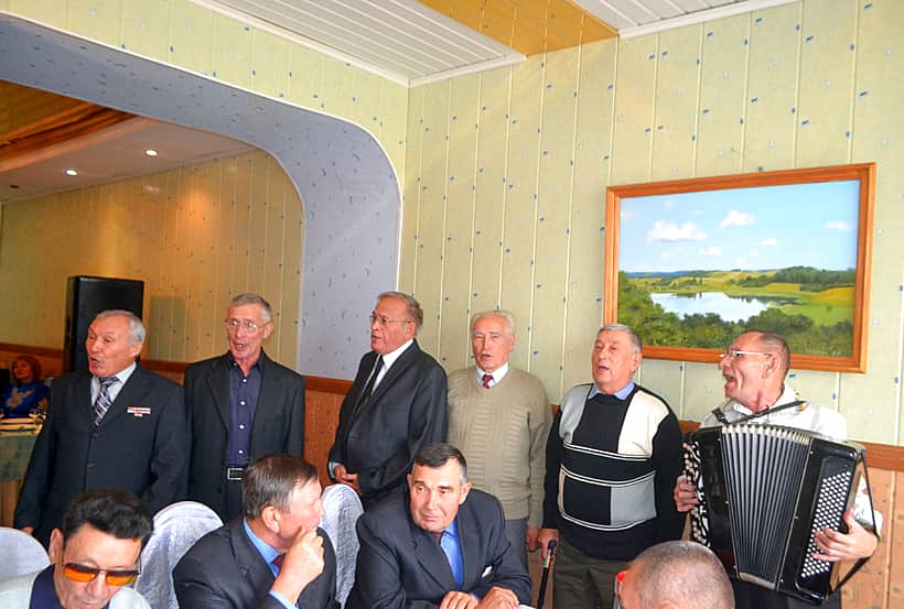 День пожилых людей: чествование ветеранов администрации Канашского района.