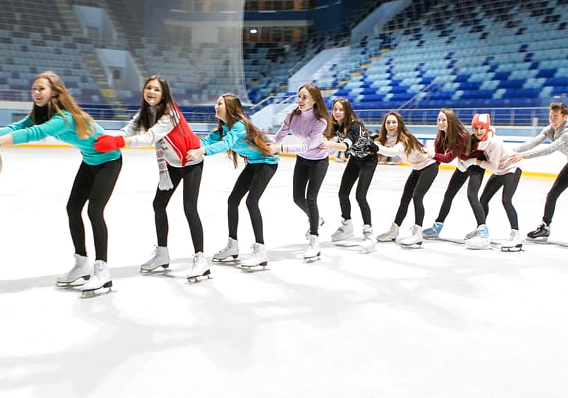 В День здоровья крытые ледовые катки приглашают на бесплатные сеансы массового катания на коньках!