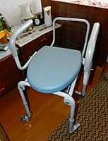 Депутат Госсовета Чувашии Вячеслав Александров вручил ветеранам Великой Отечественной войны г. Канаш технические средства реабилитации (фото №2).