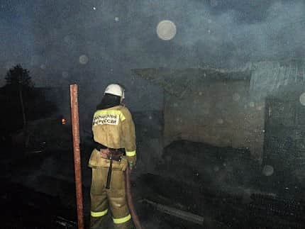 В деревне Старые Шальтямы Канашского района вспыхнула лачуга 23-летнего сельчанина. Пожар возник из-за нарушения правил безопасности при эксплуатации печи.