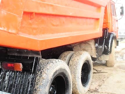 В деревне Ямурза Канашского района загорелся КамАЗ 1985 года.