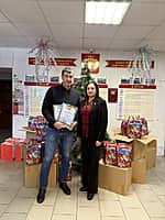 Детям-сиротам Канашского МО переданы новогодние подарки (фото №1).